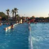Persone che nuotano in piscina all'aperto.